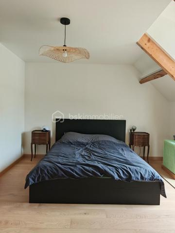 Au calme, au cœur d’un environnement naturel préservé, découvrez cette authentique longère de caractère d’environ 200 m² habitables, implantée sur plus de 13 hectares de prairies, bois et proto-forêt.

La maison a bénéficié d’une rénovation de qualité privilégiant les matériaux biosourcés, permettant d’obtenir un diagnostic énergétique performant. Une partie des aménagements reste à finaliser, laissant aux futurs propriétaires la possibilité de personnaliser certains espaces selon leurs envies.

Les travaux déjà réalisés (entreprises locales) :
•	Pose d’IPN
•	Charpente et couverture (2019)
•	Menuiseries double vitrage à isolation renforcée (2020)
•	Électricité de l’étage refaite en 2025
•	Ballon thermodynamique 250 L (2025)
•	Chauffage par chaudière à granulés et poêle à bois (2018)

Distribution :
Au rez-de-chaussée :
•	Grande pièce de vie traversante et triple exposition de 73 m²
•	Cuisine séparée
•	Buanderie/Local technique
•	WC séparés
À l’étage :
•	3 grandes chambres de 17 à 21 m²
•	Salle d’eau
•	Salle de jeux / bibliothèque de 34 m² avec toit cathédrale
•	Mezzanine à aménager selon vos projets
Travaux restant à prévoir :
•	Rafraîchissement du rez-de-chaussée selon les goûts des futurs acquéreurs
•	Assainissement autonome non conforme

Dépendances :
•	Hangar de 80 m² avec chambre froide
•	Appentis de 20 m² avec barbecue, eau et électricité

Extérieurs :
Le terrain de 13 hectares offre un cadre rare, mêlant prairies, bois et espaces en libre évolution, idéal pour un projet de vie au vert, une activité agricole, équestre, artisanale ou d’accueil. Une mare ainsi qu’un autre petit point d’eau viennent enrichir cet environnement préservé (Charte Natura 2000), favorable à la biodiversité et à la richesse des écosystèmes locaux.

Photos supplémentaires sur demande

Un bien atypique et évolutif, alliant charme de l’ancien, confort énergétique et fort potentiel. Unique sur le secteur.