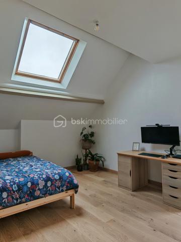 Au calme, au cœur d’un environnement naturel préservé, découvrez cette authentique longère de caractère d’environ 200 m² habitables, implantée sur plus de 13 hectares de prairies, bois et proto-forêt.

La maison a bénéficié d’une rénovation de qualité privilégiant les matériaux biosourcés, permettant d’obtenir un diagnostic énergétique performant. Une partie des aménagements reste à finaliser, laissant aux futurs propriétaires la possibilité de personnaliser certains espaces selon leurs envies.

Les travaux déjà réalisés (entreprises locales) :
•	Pose d’IPN
•	Charpente et couverture (2019)
•	Menuiseries double vitrage à isolation renforcée (2020)
•	Électricité de l’étage refaite en 2025
•	Ballon thermodynamique 250 L (2025)
•	Chauffage par chaudière à granulés et poêle à bois (2018)

Distribution :
Au rez-de-chaussée :
•	Grande pièce de vie traversante et triple exposition de 73 m²
•	Cuisine séparée
•	Buanderie/Local technique
•	WC séparés
À l’étage :
•	3 grandes chambres de 17 à 21 m²
•	Salle d’eau
•	Salle de jeux / bibliothèque de 34 m² avec toit cathédrale
•	Mezzanine à aménager selon vos projets
Travaux restant à prévoir :
•	Rafraîchissement du rez-de-chaussée selon les goûts des futurs acquéreurs
•	Assainissement autonome non conforme

Dépendances :
•	Hangar de 80 m² avec chambre froide
•	Appentis de 20 m² avec barbecue, eau et électricité

Extérieurs :
Le terrain de 13 hectares offre un cadre rare, mêlant prairies, bois et espaces en libre évolution, idéal pour un projet de vie au vert, une activité agricole, équestre, artisanale ou d’accueil. Une mare ainsi qu’un autre petit point d’eau viennent enrichir cet environnement préservé (Charte Natura 2000), favorable à la biodiversité et à la richesse des écosystèmes locaux.

Photos supplémentaires sur demande

Un bien atypique et évolutif, alliant charme de l’ancien, confort énergétique et fort potentiel. Unique sur le secteur.