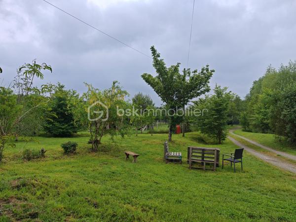Au calme, au cœur d’un environnement naturel préservé, découvrez cette authentique longère de caractère d’environ 200 m² habitables, implantée sur plus de 13 hectares de prairies, bois et proto-forêt.

La maison a bénéficié d’une rénovation de qualité privilégiant les matériaux biosourcés, permettant d’obtenir un diagnostic énergétique performant. Une partie des aménagements reste à finaliser, laissant aux futurs propriétaires la possibilité de personnaliser certains espaces selon leurs envies.

Les travaux déjà réalisés (entreprises locales) :
•	Pose d’IPN
•	Charpente et couverture (2019)
•	Menuiseries double vitrage à isolation renforcée (2020)
•	Électricité de l’étage refaite en 2025
•	Ballon thermodynamique 250 L (2025)
•	Chauffage par chaudière à granulés et poêle à bois (2018)

Distribution :
Au rez-de-chaussée :
•	Grande pièce de vie traversante et triple exposition de 73 m²
•	Cuisine séparée
•	Buanderie/Local technique
•	WC séparés
À l’étage :
•	3 grandes chambres de 17 à 21 m²
•	Salle d’eau
•	Salle de jeux / bibliothèque de 34 m² avec toit cathédrale
•	Mezzanine à aménager selon vos projets
Travaux restant à prévoir :
•	Rafraîchissement du rez-de-chaussée selon les goûts des futurs acquéreurs
•	Assainissement autonome non conforme

Dépendances :
•	Hangar de 80 m² avec chambre froide
•	Appentis de 20 m² avec barbecue, eau et électricité

Extérieurs :
Le terrain de 13 hectares offre un cadre rare, mêlant prairies, bois et espaces en libre évolution, idéal pour un projet de vie au vert, une activité agricole, équestre, artisanale ou d’accueil. Une mare ainsi qu’un autre petit point d’eau viennent enrichir cet environnement préservé (Charte Natura 2000), favorable à la biodiversité et à la richesse des écosystèmes locaux.

Photos supplémentaires sur demande

Un bien atypique et évolutif, alliant charme de l’ancien, confort énergétique et fort potentiel. Unique sur le secteur.