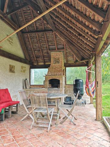 Au calme, au cœur d’un environnement naturel préservé, découvrez cette authentique longère de caractère d’environ 200 m² habitables, implantée sur plus de 13 hectares de prairies, bois et proto-forêt.

La maison a bénéficié d’une rénovation de qualité privilégiant les matériaux biosourcés, permettant d’obtenir un diagnostic énergétique performant. Une partie des aménagements reste à finaliser, laissant aux futurs propriétaires la possibilité de personnaliser certains espaces selon leurs envies.

Les travaux déjà réalisés (entreprises locales) :
•	Pose d’IPN
•	Charpente et couverture (2019)
•	Menuiseries double vitrage à isolation renforcée (2020)
•	Électricité de l’étage refaite en 2025
•	Ballon thermodynamique 250 L (2025)
•	Chauffage par chaudière à granulés et poêle à bois (2018)

Distribution :
Au rez-de-chaussée :
•	Grande pièce de vie traversante et triple exposition de 73 m²
•	Cuisine séparée
•	Buanderie/Local technique
•	WC séparés
À l’étage :
•	3 grandes chambres de 17 à 21 m²
•	Salle d’eau
•	Salle de jeux / bibliothèque de 34 m² avec toit cathédrale
•	Mezzanine à aménager selon vos projets
Travaux restant à prévoir :
•	Rafraîchissement du rez-de-chaussée selon les goûts des futurs acquéreurs
•	Assainissement autonome non conforme

Dépendances :
•	Hangar de 80 m² avec chambre froide
•	Appentis de 20 m² avec barbecue, eau et électricité

Extérieurs :
Le terrain de 13 hectares offre un cadre rare, mêlant prairies, bois et espaces en libre évolution, idéal pour un projet de vie au vert, une activité agricole, équestre, artisanale ou d’accueil. Une mare ainsi qu’un autre petit point d’eau viennent enrichir cet environnement préservé (Charte Natura 2000), favorable à la biodiversité et à la richesse des écosystèmes locaux.

Photos supplémentaires sur demande

Un bien atypique et évolutif, alliant charme de l’ancien, confort énergétique et fort potentiel. Unique sur le secteur.