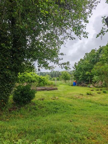 Au calme, au cœur d’un environnement naturel préservé, découvrez cette authentique longère de caractère d’environ 200 m² habitables, implantée sur plus de 13 hectares de prairies, bois et proto-forêt.

La maison a bénéficié d’une rénovation de qualité privilégiant les matériaux biosourcés, permettant d’obtenir un diagnostic énergétique performant. Une partie des aménagements reste à finaliser, laissant aux futurs propriétaires la possibilité de personnaliser certains espaces selon leurs envies.

Les travaux déjà réalisés (entreprises locales) :
•	Pose d’IPN
•	Charpente et couverture (2019)
•	Menuiseries double vitrage à isolation renforcée (2020)
•	Électricité de l’étage refaite en 2025
•	Ballon thermodynamique 250 L (2025)
•	Chauffage par chaudière à granulés et poêle à bois (2018)

Distribution :
Au rez-de-chaussée :
•	Grande pièce de vie traversante et triple exposition de 73 m²
•	Cuisine séparée
•	Buanderie/Local technique
•	WC séparés
À l’étage :
•	3 grandes chambres de 17 à 21 m²
•	Salle d’eau
•	Salle de jeux / bibliothèque de 34 m² avec toit cathédrale
•	Mezzanine à aménager selon vos projets
Travaux restant à prévoir :
•	Rafraîchissement du rez-de-chaussée selon les goûts des futurs acquéreurs
•	Assainissement autonome non conforme

Dépendances :
•	Hangar de 80 m² avec chambre froide
•	Appentis de 20 m² avec barbecue, eau et électricité

Extérieurs :
Le terrain de 13 hectares offre un cadre rare, mêlant prairies, bois et espaces en libre évolution, idéal pour un projet de vie au vert, une activité agricole, équestre, artisanale ou d’accueil. Une mare ainsi qu’un autre petit point d’eau viennent enrichir cet environnement préservé (Charte Natura 2000), favorable à la biodiversité et à la richesse des écosystèmes locaux.

Photos supplémentaires sur demande

Un bien atypique et évolutif, alliant charme de l’ancien, confort énergétique et fort potentiel. Unique sur le secteur.