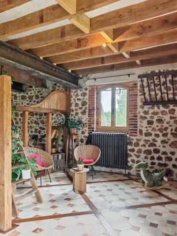 Au calme, au cœur d’un environnement naturel préservé, découvrez cette authentique longère de caractère d’environ 200 m² habitables, implantée sur plus de 13 hectares de prairies, bois et proto-forêt.

La maison a bénéficié d’une rénovation de qualité privilégiant les matériaux biosourcés, permettant d’obtenir un diagnostic énergétique performant. Une partie des aménagements reste à finaliser, laissant aux futurs propriétaires la possibilité de personnaliser certains espaces selon leurs envies.

Les travaux déjà réalisés (entreprises locales) :
•	Pose d’IPN
•	Charpente et couverture (2019)
•	Menuiseries double vitrage à isolation renforcée (2020)
•	Électricité de l’étage refaite en 2025
•	Ballon thermodynamique 250 L (2025)
•	Chauffage par chaudière à granulés et poêle à bois (2018)

Distribution :
Au rez-de-chaussée :
•	Grande pièce de vie traversante et triple exposition de 73 m²
•	Cuisine séparée
•	Buanderie/Local technique
•	WC séparés
À l’étage :
•	3 grandes chambres de 17 à 21 m²
•	Salle d’eau
•	Salle de jeux / bibliothèque de 34 m² avec toit cathédrale
•	Mezzanine à aménager selon vos projets
Travaux restant à prévoir :
•	Rafraîchissement du rez-de-chaussée selon les goûts des futurs acquéreurs
•	Assainissement autonome non conforme

Dépendances :
•	Hangar de 80 m² avec chambre froide
•	Appentis de 20 m² avec barbecue, eau et électricité

Extérieurs :
Le terrain de 13 hectares offre un cadre rare, mêlant prairies, bois et espaces en libre évolution, idéal pour un projet de vie au vert, une activité agricole, équestre, artisanale ou d’accueil. Une mare ainsi qu’un autre petit point d’eau viennent enrichir cet environnement préservé (Charte Natura 2000), favorable à la biodiversité et à la richesse des écosystèmes locaux.

Photos supplémentaires sur demande

Un bien atypique et évolutif, alliant charme de l’ancien, confort énergétique et fort potentiel. Unique sur le secteur.