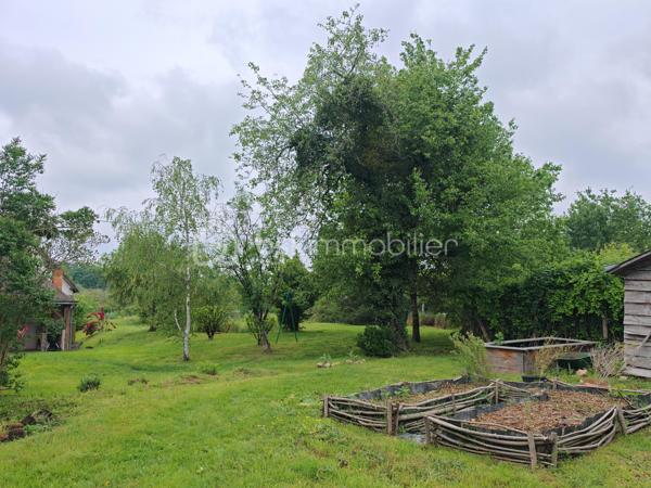 Au calme, au cœur d’un environnement naturel préservé, découvrez cette authentique longère de caractère d’environ 200 m² habitables, implantée sur plus de 13 hectares de prairies, bois et proto-forêt.

La maison a bénéficié d’une rénovation de qualité privilégiant les matériaux biosourcés, permettant d’obtenir un diagnostic énergétique performant. Une partie des aménagements reste à finaliser, laissant aux futurs propriétaires la possibilité de personnaliser certains espaces selon leurs envies.

Les travaux déjà réalisés (entreprises locales) :
•	Pose d’IPN
•	Charpente et couverture (2019)
•	Menuiseries double vitrage à isolation renforcée (2020)
•	Électricité de l’étage refaite en 2025
•	Ballon thermodynamique 250 L (2025)
•	Chauffage par chaudière à granulés et poêle à bois (2018)

Distribution :
Au rez-de-chaussée :
•	Grande pièce de vie traversante et triple exposition de 73 m²
•	Cuisine séparée
•	Buanderie/Local technique
•	WC séparés
À l’étage :
•	3 grandes chambres de 17 à 21 m²
•	Salle d’eau
•	Salle de jeux / bibliothèque de 34 m² avec toit cathédrale
•	Mezzanine à aménager selon vos projets
Travaux restant à prévoir :
•	Rafraîchissement du rez-de-chaussée selon les goûts des futurs acquéreurs
•	Assainissement autonome non conforme

Dépendances :
•	Hangar de 80 m² avec chambre froide
•	Appentis de 20 m² avec barbecue, eau et électricité

Extérieurs :
Le terrain de 13 hectares offre un cadre rare, mêlant prairies, bois et espaces en libre évolution, idéal pour un projet de vie au vert, une activité agricole, équestre, artisanale ou d’accueil. Une mare ainsi qu’un autre petit point d’eau viennent enrichir cet environnement préservé (Charte Natura 2000), favorable à la biodiversité et à la richesse des écosystèmes locaux.

Photos supplémentaires sur demande

Un bien atypique et évolutif, alliant charme de l’ancien, confort énergétique et fort potentiel. Unique sur le secteur.