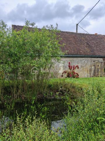 Au calme, au cœur d’un environnement naturel préservé, découvrez cette authentique longère de caractère d’environ 200 m² habitables, implantée sur plus de 13 hectares de prairies, bois et proto-forêt.

La maison a bénéficié d’une rénovation de qualité privilégiant les matériaux biosourcés, permettant d’obtenir un diagnostic énergétique performant. Une partie des aménagements reste à finaliser, laissant aux futurs propriétaires la possibilité de personnaliser certains espaces selon leurs envies.

Les travaux déjà réalisés (entreprises locales) :
•	Pose d’IPN
•	Charpente et couverture (2019)
•	Menuiseries double vitrage à isolation renforcée (2020)
•	Électricité de l’étage refaite en 2025
•	Ballon thermodynamique 250 L (2025)
•	Chauffage par chaudière à granulés et poêle à bois (2018)

Distribution :
Au rez-de-chaussée :
•	Grande pièce de vie traversante et triple exposition de 73 m²
•	Cuisine séparée
•	Buanderie/Local technique
•	WC séparés
À l’étage :
•	3 grandes chambres de 17 à 21 m²
•	Salle d’eau
•	Salle de jeux / bibliothèque de 34 m² avec toit cathédrale
•	Mezzanine à aménager selon vos projets
Travaux restant à prévoir :
•	Rafraîchissement du rez-de-chaussée selon les goûts des futurs acquéreurs
•	Assainissement autonome non conforme

Dépendances :
•	Hangar de 80 m² avec chambre froide
•	Appentis de 20 m² avec barbecue, eau et électricité

Extérieurs :
Le terrain de 13 hectares offre un cadre rare, mêlant prairies, bois et espaces en libre évolution, idéal pour un projet de vie au vert, une activité agricole, équestre, artisanale ou d’accueil. Une mare ainsi qu’un autre petit point d’eau viennent enrichir cet environnement préservé (Charte Natura 2000), favorable à la biodiversité et à la richesse des écosystèmes locaux.

Photos supplémentaires sur demande

Un bien atypique et évolutif, alliant charme de l’ancien, confort énergétique et fort potentiel. Unique sur le secteur.