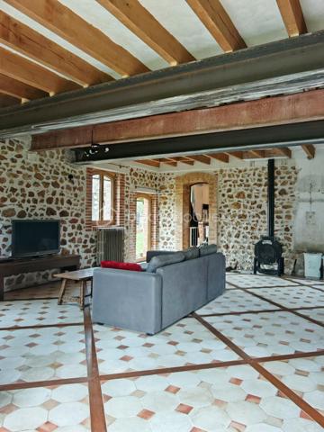 Au calme, au cœur d’un environnement naturel préservé, découvrez cette authentique longère de caractère d’environ 200 m² habitables, implantée sur plus de 13 hectares de prairies, bois et proto-forêt.

La maison a bénéficié d’une rénovation de qualité privilégiant les matériaux biosourcés, permettant d’obtenir un diagnostic énergétique performant. Une partie des aménagements reste à finaliser, laissant aux futurs propriétaires la possibilité de personnaliser certains espaces selon leurs envies.

Les travaux déjà réalisés (entreprises locales) :
•	Pose d’IPN
•	Charpente et couverture (2019)
•	Menuiseries double vitrage à isolation renforcée (2020)
•	Électricité de l’étage refaite en 2025
•	Ballon thermodynamique 250 L (2025)
•	Chauffage par chaudière à granulés et poêle à bois (2018)

Distribution :
Au rez-de-chaussée :
•	Grande pièce de vie traversante et triple exposition de 73 m²
•	Cuisine séparée
•	Buanderie/Local technique
•	WC séparés
À l’étage :
•	3 grandes chambres de 17 à 21 m²
•	Salle d’eau
•	Salle de jeux / bibliothèque de 34 m² avec toit cathédrale
•	Mezzanine à aménager selon vos projets
Travaux restant à prévoir :
•	Rafraîchissement du rez-de-chaussée selon les goûts des futurs acquéreurs
•	Assainissement autonome non conforme

Dépendances :
•	Hangar de 80 m² avec chambre froide
•	Appentis de 20 m² avec barbecue, eau et électricité

Extérieurs :
Le terrain de 13 hectares offre un cadre rare, mêlant prairies, bois et espaces en libre évolution, idéal pour un projet de vie au vert, une activité agricole, équestre, artisanale ou d’accueil. Une mare ainsi qu’un autre petit point d’eau viennent enrichir cet environnement préservé (Charte Natura 2000), favorable à la biodiversité et à la richesse des écosystèmes locaux.

Photos supplémentaires sur demande

Un bien atypique et évolutif, alliant charme de l’ancien, confort énergétique et fort potentiel. Unique sur le secteur.