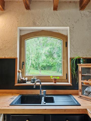 Au calme, au cœur d’un environnement naturel préservé, découvrez cette authentique longère de caractère d’environ 200 m² habitables, implantée sur plus de 13 hectares de prairies, bois et proto-forêt.

La maison a bénéficié d’une rénovation de qualité privilégiant les matériaux biosourcés, permettant d’obtenir un diagnostic énergétique performant. Une partie des aménagements reste à finaliser, laissant aux futurs propriétaires la possibilité de personnaliser certains espaces selon leurs envies.

Les travaux déjà réalisés (entreprises locales) :
•	Pose d’IPN
•	Charpente et couverture (2019)
•	Menuiseries double vitrage à isolation renforcée (2020)
•	Électricité de l’étage refaite en 2025
•	Ballon thermodynamique 250 L (2025)
•	Chauffage par chaudière à granulés et poêle à bois (2018)

Distribution :
Au rez-de-chaussée :
•	Grande pièce de vie traversante et triple exposition de 73 m²
•	Cuisine séparée
•	Buanderie/Local technique
•	WC séparés
À l’étage :
•	3 grandes chambres de 17 à 21 m²
•	Salle d’eau
•	Salle de jeux / bibliothèque de 34 m² avec toit cathédrale
•	Mezzanine à aménager selon vos projets
Travaux restant à prévoir :
•	Rafraîchissement du rez-de-chaussée selon les goûts des futurs acquéreurs
•	Assainissement autonome non conforme

Dépendances :
•	Hangar de 80 m² avec chambre froide
•	Appentis de 20 m² avec barbecue, eau et électricité

Extérieurs :
Le terrain de 13 hectares offre un cadre rare, mêlant prairies, bois et espaces en libre évolution, idéal pour un projet de vie au vert, une activité agricole, équestre, artisanale ou d’accueil. Une mare ainsi qu’un autre petit point d’eau viennent enrichir cet environnement préservé (Charte Natura 2000), favorable à la biodiversité et à la richesse des écosystèmes locaux.

Photos supplémentaires sur demande

Un bien atypique et évolutif, alliant charme de l’ancien, confort énergétique et fort potentiel. Unique sur le secteur.