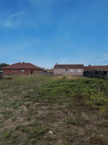 Terrain constructible de 975 m² à Andrest