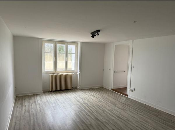 Proximité Melle maison ancienne avec dépendances, Melle 79500