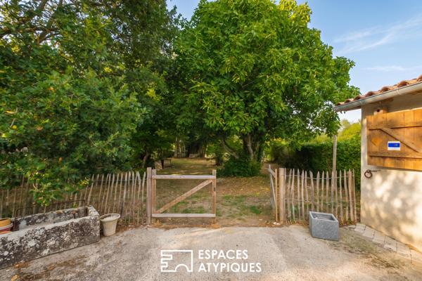 Maison ancienne rénovée et son jardin au fil du Mignon