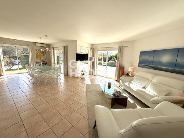 A vendre à LE SOLER (66270) : maison de plain pied,164 m² avec piscine.