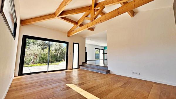 Maison à vendre 6 pièces, 149 m² sur 595 m², année 2014, (classe A)