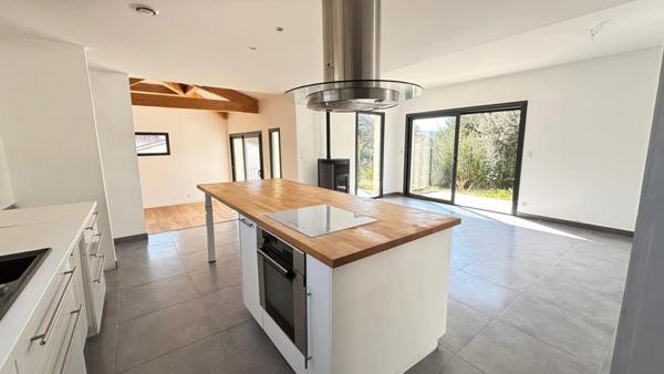 Maison à vendre 6 pièces, 149 m² sur 595 m², année 2014, (classe A)