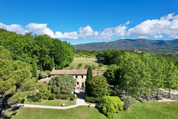 A vendre - Mas du XVIIIe de caractère avec parc, piscine, tennis et panorama remarquable dans le Sud Luberon
