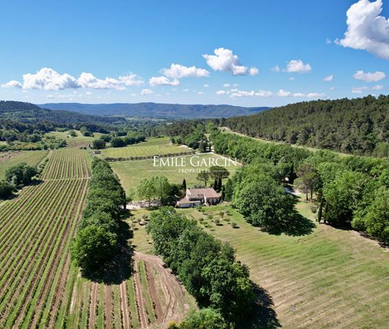 A vendre - Mas du XVIIIe de caractère avec parc, piscine, tennis et panorama remarquable dans le Sud Luberon