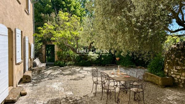 A vendre - Mas du XVIIIe de caractère avec parc, piscine, tennis et panorama remarquable dans le Sud Luberon