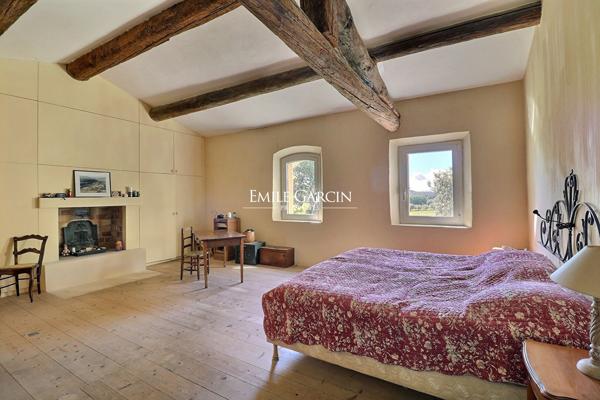 A vendre - Mas du XVIIIe de caractère avec parc, piscine, tennis et panorama remarquable dans le Sud Luberon