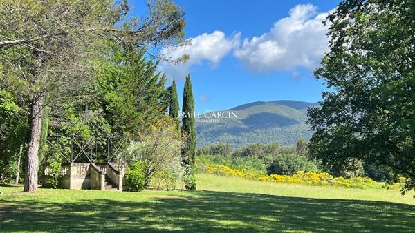 A vendre - Mas du XVIIIe de caractère avec parc, piscine, tennis et panorama remarquable dans le Sud Luberon