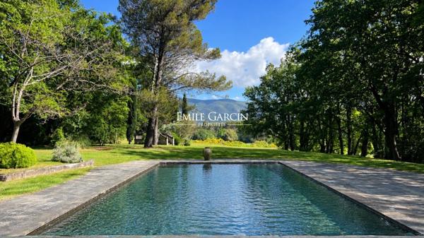A vendre - Mas du XVIIIe de caractère avec parc, piscine, tennis et panorama remarquable dans le Sud Luberon