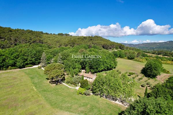 A vendre - Mas du XVIIIe de caractère avec parc, piscine, tennis et panorama remarquable dans le Sud Luberon