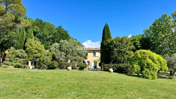 A vendre - Mas du XVIIIe de caractère avec parc, piscine, tennis et panorama remarquable dans le Sud Luberon