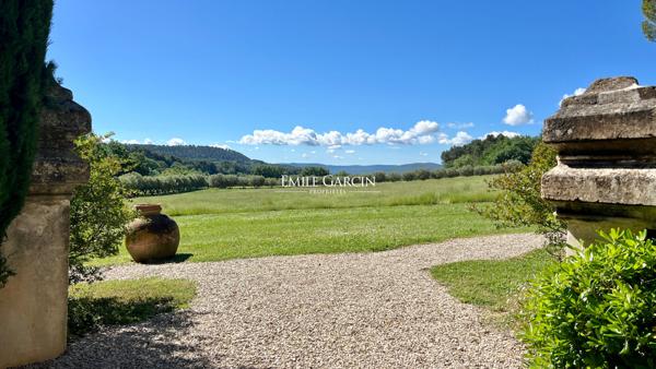 A vendre - Mas du XVIIIe de caractère avec parc, piscine, tennis et panorama remarquable dans le Sud Luberon