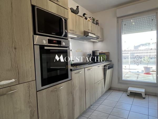 APPARTEMENT EN COEUR DE VILLE - TERRASSE PANORAMIQUE SUR LES TOITS -