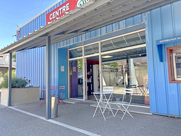 Local Commercial
         5 pièces
        - 240 m² 1 664 000 € *
