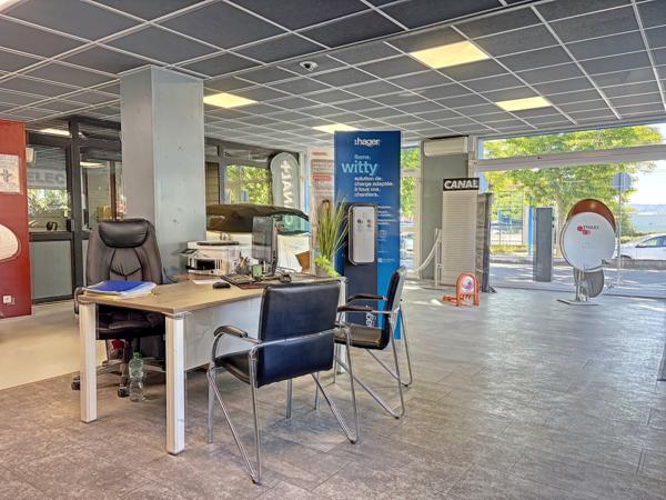 Local Commercial
         5 pièces
        - 240 m² 1 664 000 € *