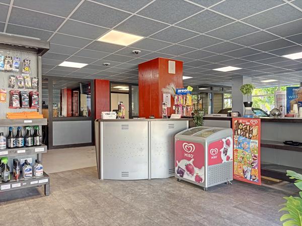 Local Commercial
         5 pièces
        - 240 m² 1 664 000 € *