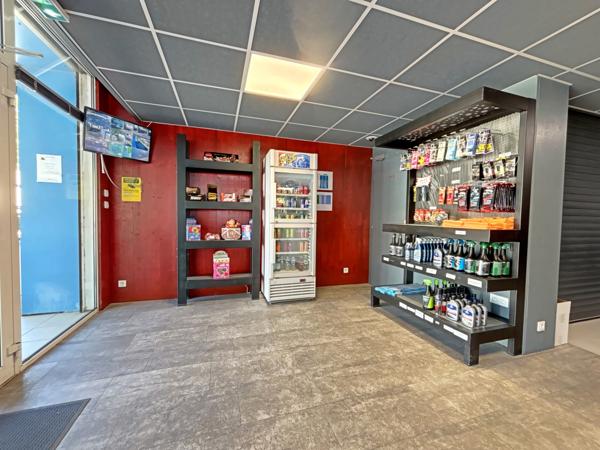 Local Commercial
         5 pièces
        - 240 m² 1 664 000 € *