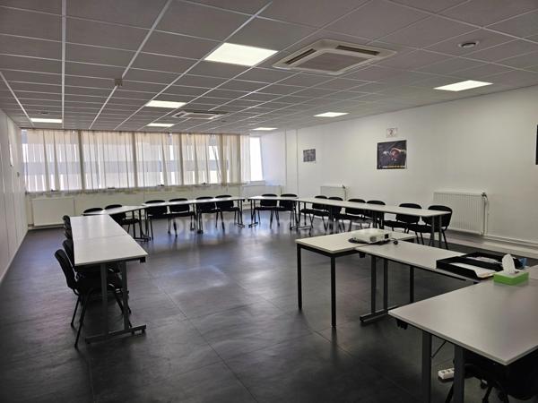 bureau rénové de 115 m2 à vendre à Cergy au prix de 156000 euros