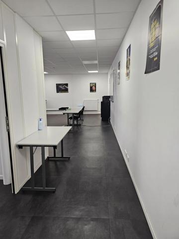bureau rénové de 115 m2 à vendre à Cergy au prix de 156000 euros