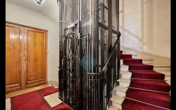 Appartement à vendre    5 pièces • 146,75 m2 Paris 11