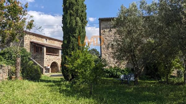 Propriété en pierre 430m2 avec 9ha de terres attenantes et lac