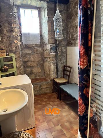 Propriété en pierre 430m2 avec 9ha de terres attenantes et lac