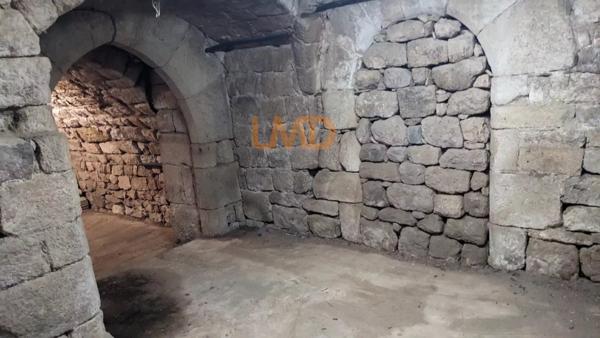 Propriété en pierre 430m2 avec 9ha de terres attenantes et lac