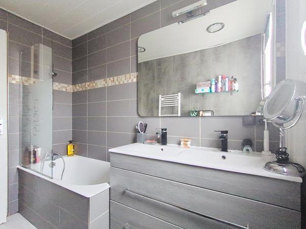 Maison familiale de 98 m² environ sur une parcelle de 261 m² jardin et sationnement