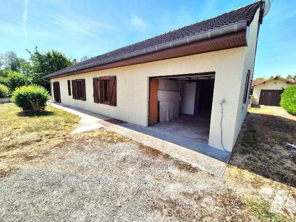 La Chapelle du Bas, dans un lotissement calme ce pavillon de plain-pied est érigé sur 1000m² de...