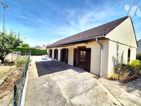 La Chapelle du Bas, dans un lotissement calme ce pavillon de plain-pied est érigé sur 1000m² de...