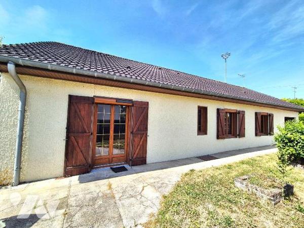 La Chapelle du Bas, dans un lotissement calme ce pavillon de plain-pied est érigé sur 1000m² de...