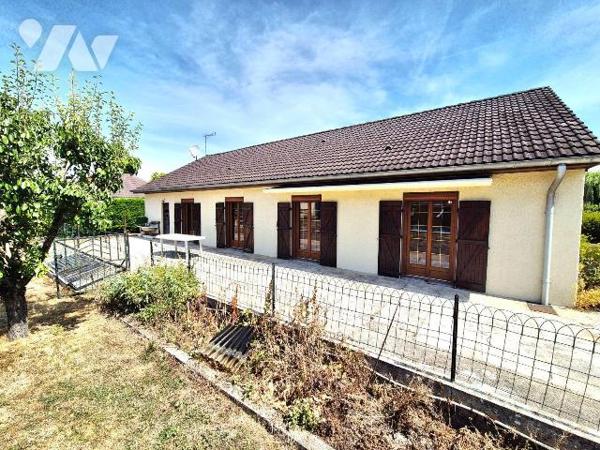 La Chapelle du Bas, dans un lotissement calme ce pavillon de plain-pied est érigé sur 1000m² de...