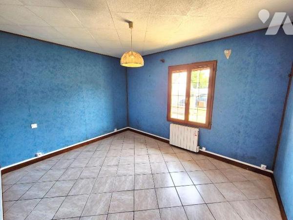 La Chapelle du Bas, dans un lotissement calme ce pavillon de plain-pied est érigé sur 1000m² de...