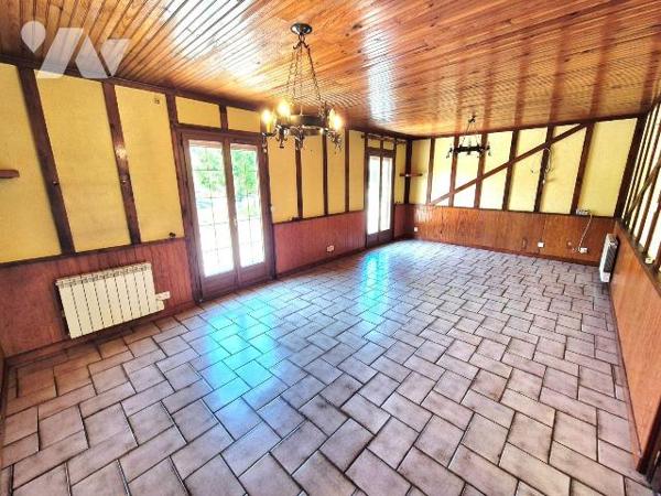 La Chapelle du Bas, dans un lotissement calme ce pavillon de plain-pied est érigé sur 1000m² de...