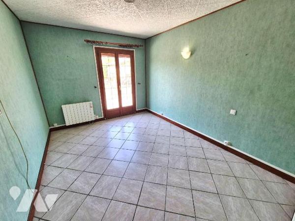La Chapelle du Bas, dans un lotissement calme ce pavillon de plain-pied est érigé sur 1000m² de...