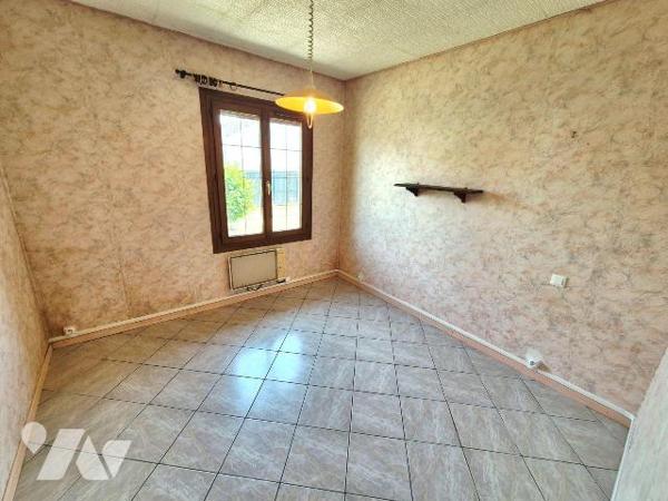 La Chapelle du Bas, dans un lotissement calme ce pavillon de plain-pied est érigé sur 1000m² de...