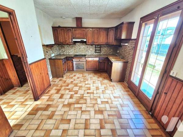 La Chapelle du Bas, dans un lotissement calme ce pavillon de plain-pied est érigé sur 1000m² de...