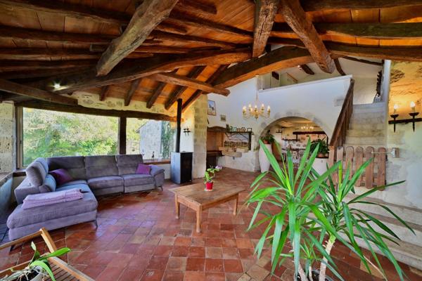 GRANDE PROPRIETE IDEALE POUR PROJET D'HEBERGEMENT Nerac