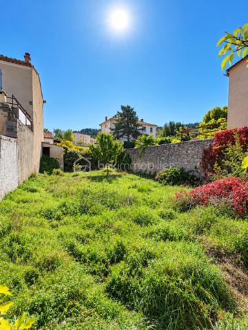 Située en plein centre-village, cette parcelle constructible de 215 m² offre une belle opportunité pour concrétiser votre projet de construction.

📍 Emplacement en zone U1 du PLU (centre-village)
🏡 Possibilité de construction en limite séparative
📐 Emprise au sol pouvant atteindre 100 %, sous réserve du respect des règles d'urbanisme
🏗️ Possibilité de construire sur plusieurs niveaux, selon la réglementation applicable

ℹ️ À noter : la parcelle est concernée par une servitude liée à la protection des monuments historiques. Votre projet devra respecter les règles d'urbanisme en vigueur.

💡 Vous avez un projet de construction et souhaitez exploiter le potentiel de cette parcelle ? Ce terrain mérite votre attention !

📞 **Contactez-moi pour plus d'informations.**

Cyrielle Terranova
Mandataire immobilier indépendante – BSK Immobilier
✨ Écoute, énergie et bienveillance