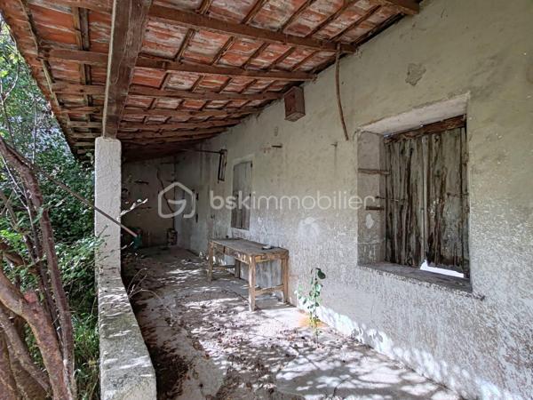 Située en plein centre-village, cette parcelle constructible de 215 m² offre une belle opportunité pour concrétiser votre projet de construction.

📍 Emplacement en zone U1 du PLU (centre-village)
🏡 Possibilité de construction en limite séparative
📐 Emprise au sol pouvant atteindre 100 %, sous réserve du respect des règles d'urbanisme
🏗️ Possibilité de construire sur plusieurs niveaux, selon la réglementation applicable

ℹ️ À noter : la parcelle est concernée par une servitude liée à la protection des monuments historiques. Votre projet devra respecter les règles d'urbanisme en vigueur.

💡 Vous avez un projet de construction et souhaitez exploiter le potentiel de cette parcelle ? Ce terrain mérite votre attention !

📞 **Contactez-moi pour plus d'informations.**

Cyrielle Terranova
Mandataire immobilier indépendante – BSK Immobilier
✨ Écoute, énergie et bienveillance