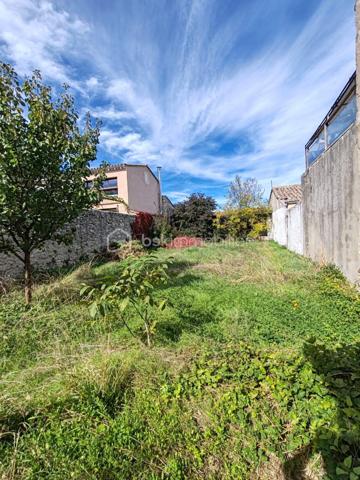 Située en plein centre-village, cette parcelle constructible de 215 m² offre une belle opportunité pour concrétiser votre projet de construction.

📍 Emplacement en zone U1 du PLU (centre-village)
🏡 Possibilité de construction en limite séparative
📐 Emprise au sol pouvant atteindre 100 %, sous réserve du respect des règles d'urbanisme
🏗️ Possibilité de construire sur plusieurs niveaux, selon la réglementation applicable

ℹ️ À noter : la parcelle est concernée par une servitude liée à la protection des monuments historiques. Votre projet devra respecter les règles d'urbanisme en vigueur.

💡 Vous avez un projet de construction et souhaitez exploiter le potentiel de cette parcelle ? Ce terrain mérite votre attention !

📞 **Contactez-moi pour plus d'informations.**

Cyrielle Terranova
Mandataire immobilier indépendante – BSK Immobilier
✨ Écoute, énergie et bienveillance